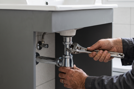 Professional plumbing service in a home on the Costa del Sol
